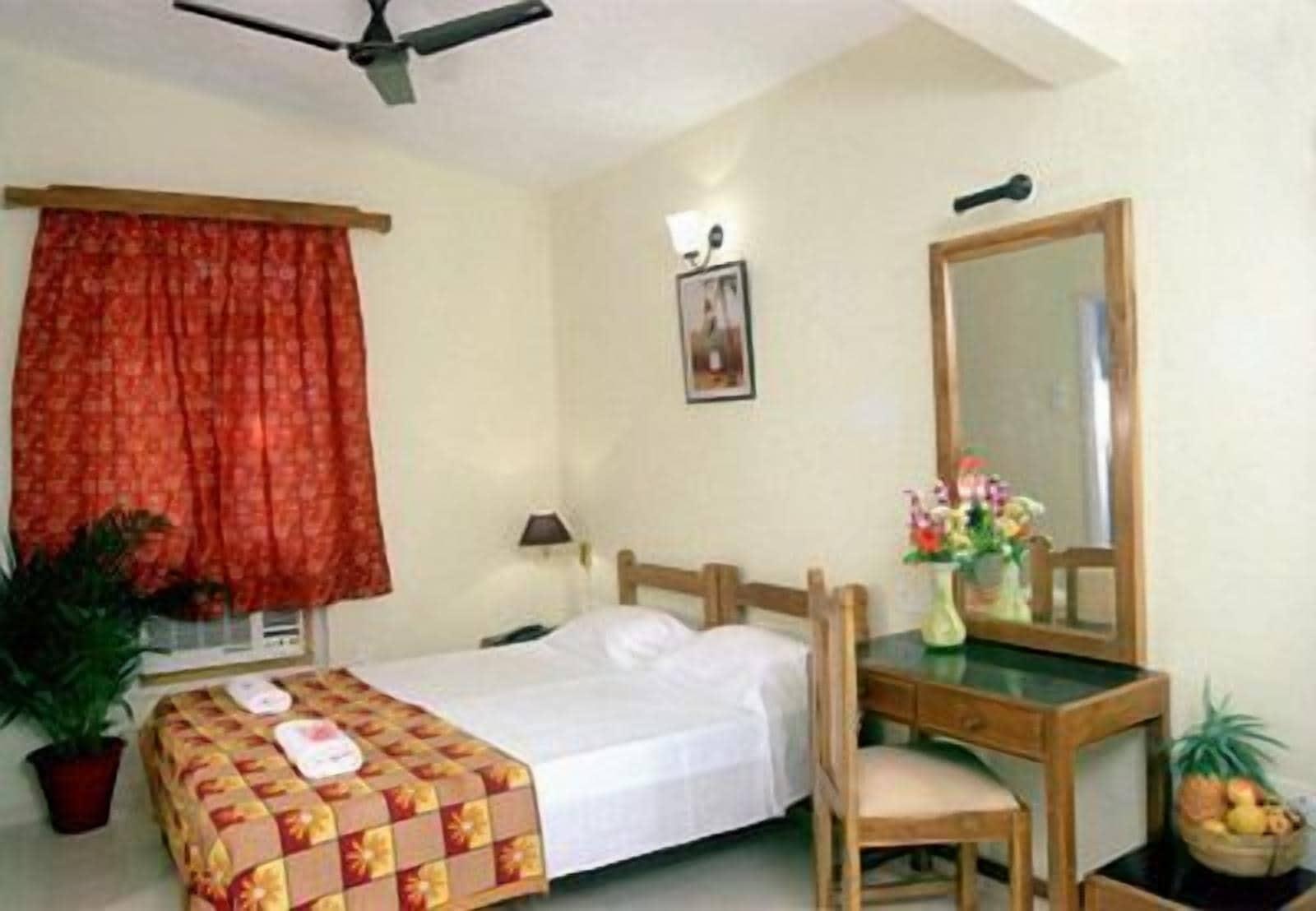 Summerville Beach Resort Candolim Extérieur photo