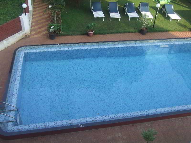 Summerville Beach Resort Candolim Extérieur photo